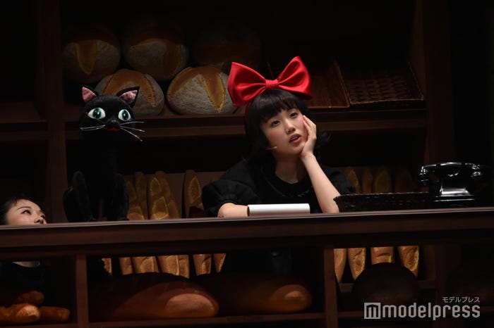 物思いにふけるキキ(山戸穂乃葉)と黒猫のジジ/ミュージカル「魔女の宅急便」公開ゲネプロより(C)モデルプレス