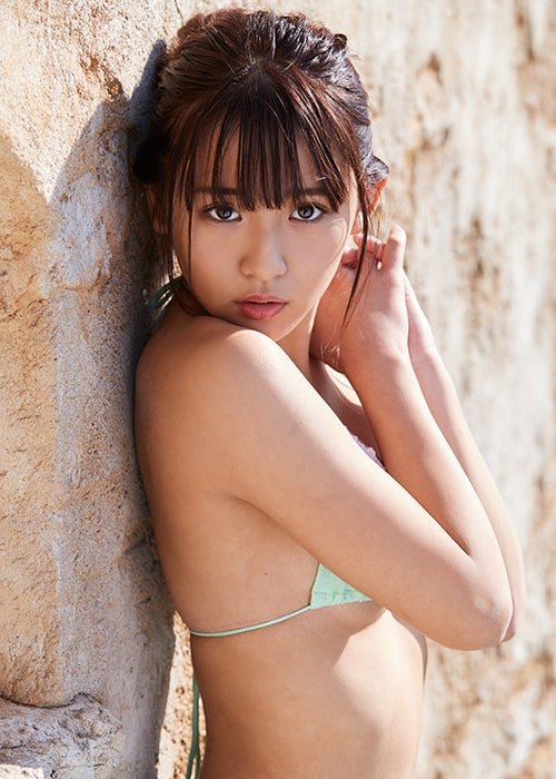 “1000年に1度の童顔巨乳”スパガ浅川梨奈、寒空の下で大胆露出