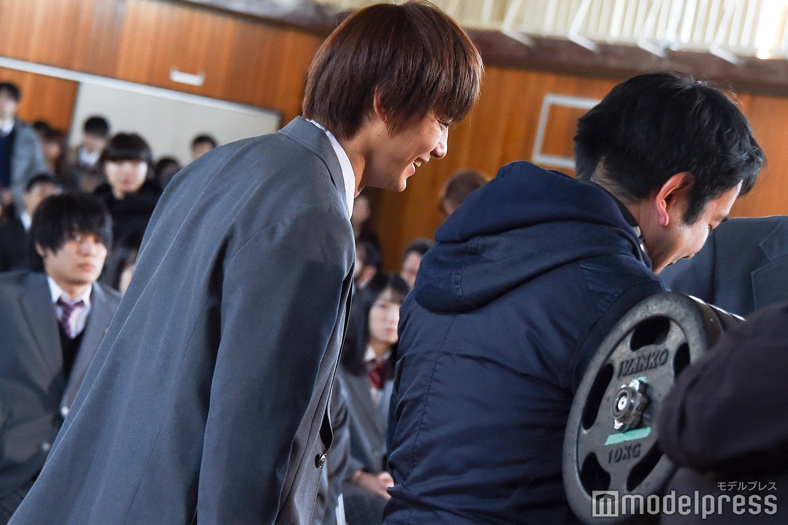 笑顔でチェックをする野村周平（C）モデルプレス