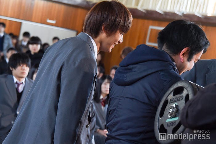 笑顔でチェックをする野村周平(C)モデルプレス