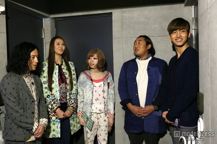 左から:又吉直樹(ピース)、観月ありさ、きゃりーぱみゅぱみゅ、秋山竜次(ロバート)、チャンミン(東方神起)/画像提供:関西テレビ