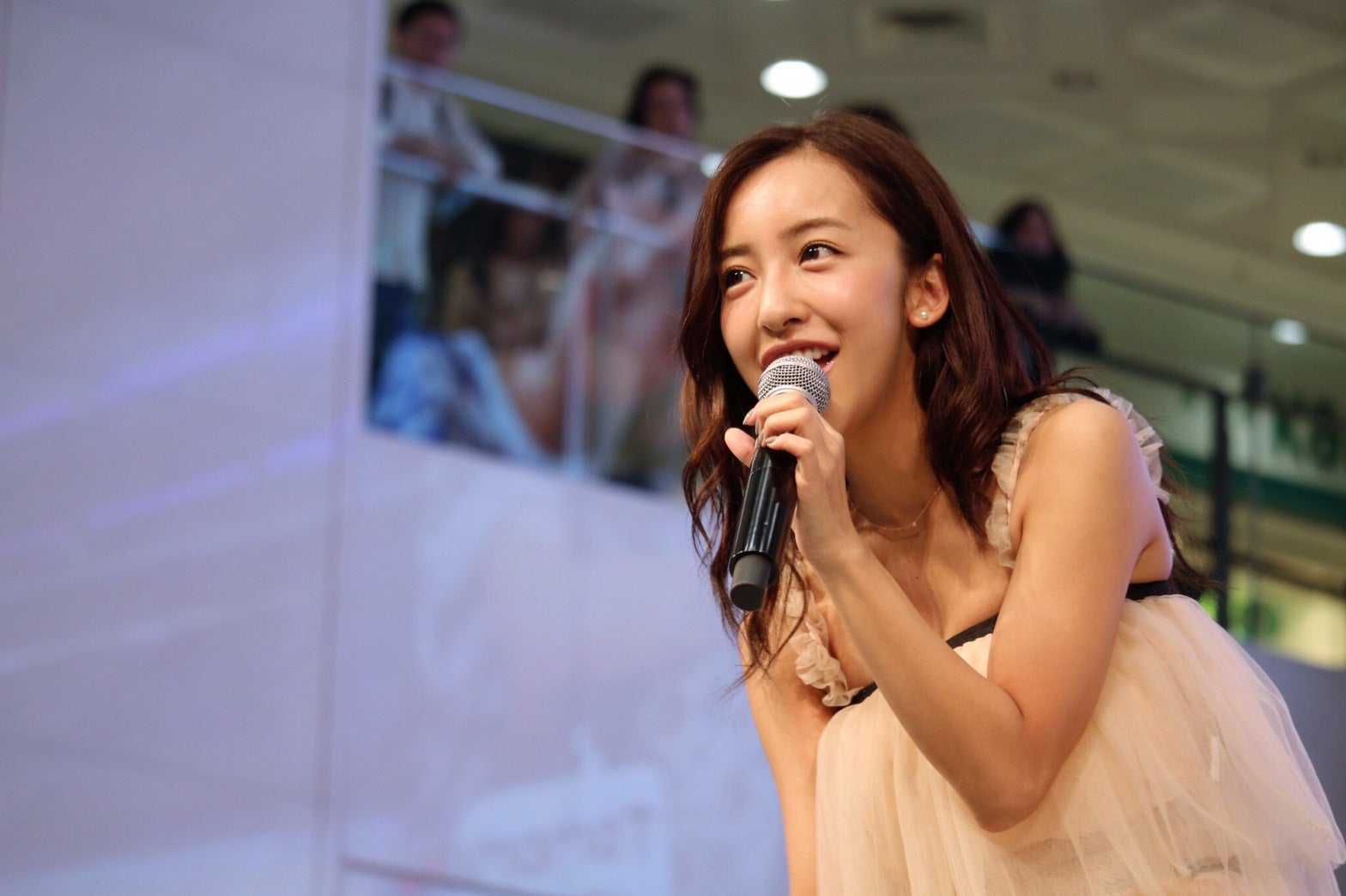 板野友美にサプライズで会場熱狂