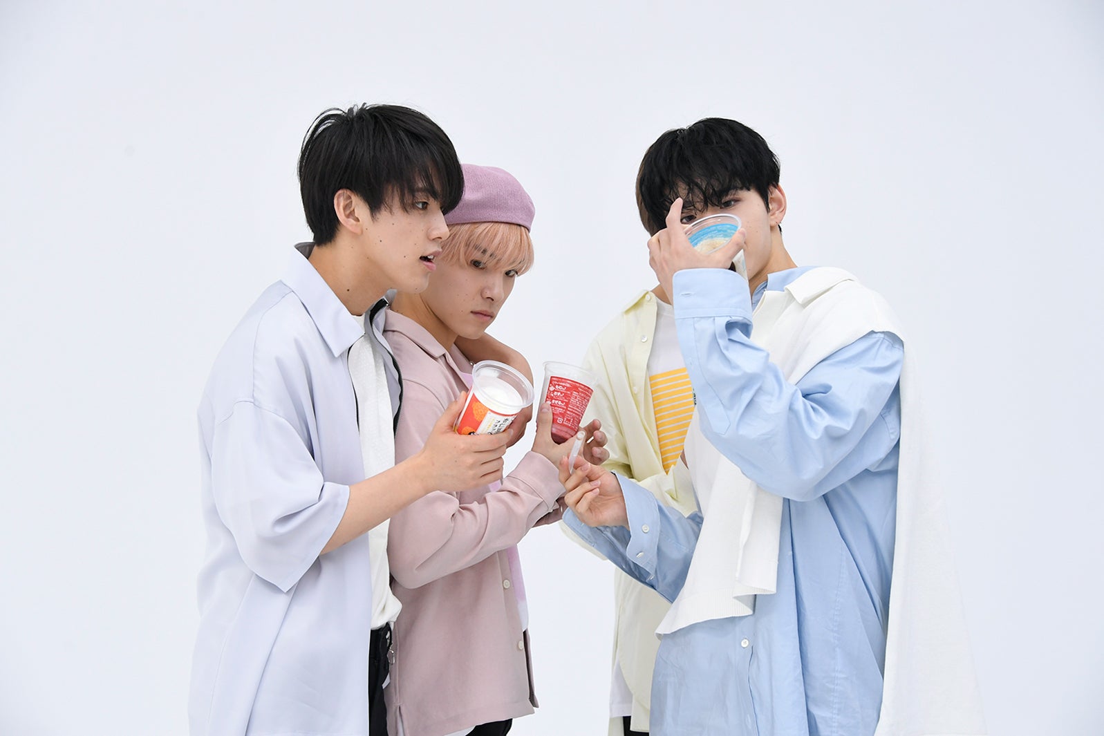 WebCM“JO1 MEETS FRAPPE.”メイキング画像／河野純喜、川西拓実、佐藤景瑚（提供画像）