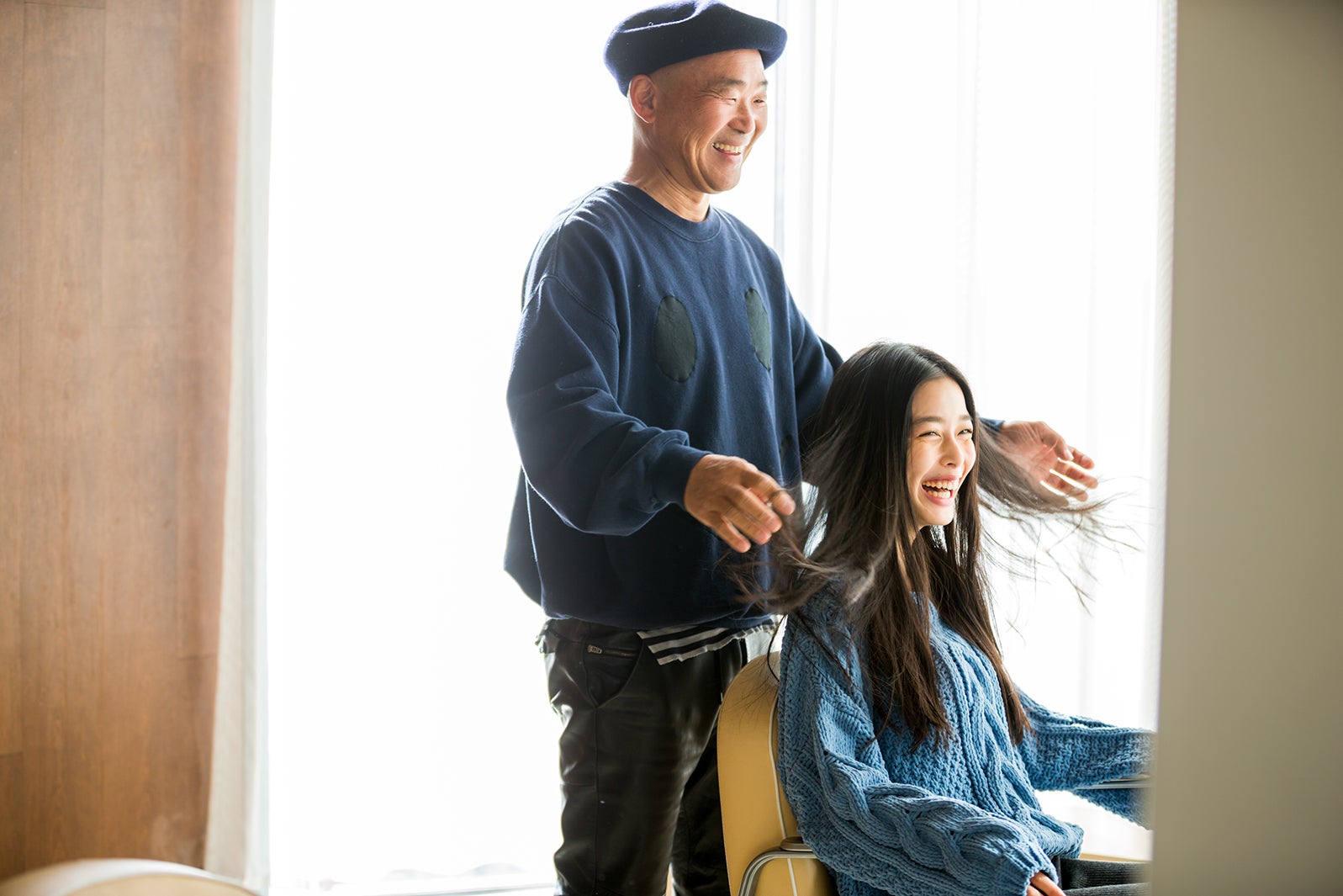 ヘアカットの様子「mina」4月号より／寺田茉布（LOVABLE）画像提供：所属事務所