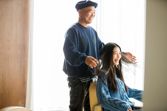 ヘアカットの様子「mina」4月号より/寺田茉布(LOVABLE)画像提供:所属事務所