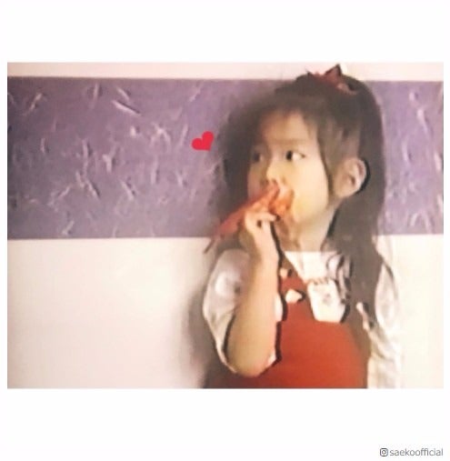 紗栄子、幼少期の写真に「可愛いさは相変わらず」「この頃からオシャレ」の声