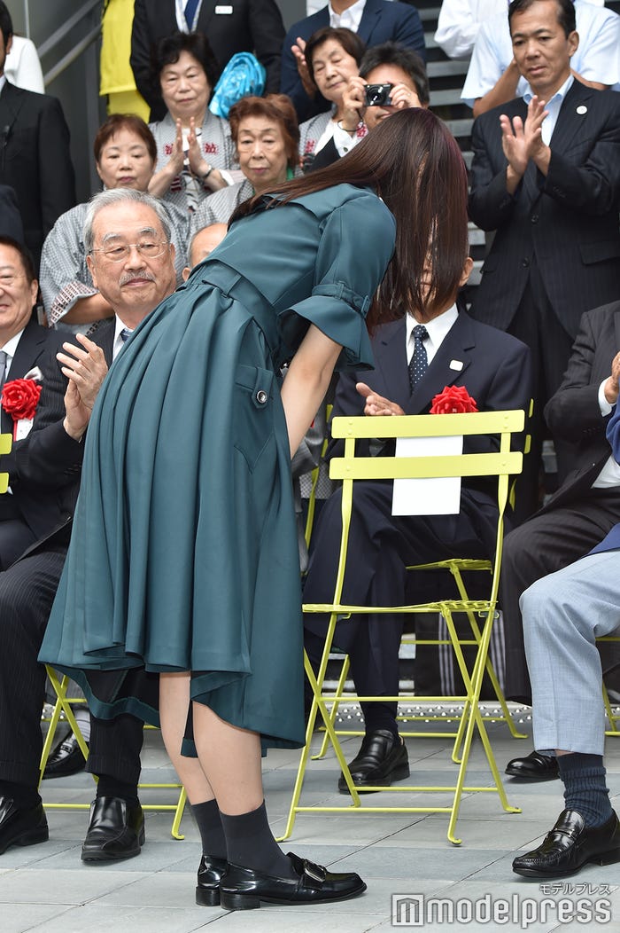 こちらにもお辞儀(C)モデルプレス