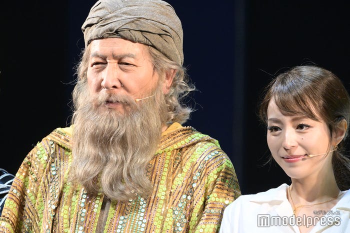 (左から)村井國夫、平野綾(C)モデルプレス