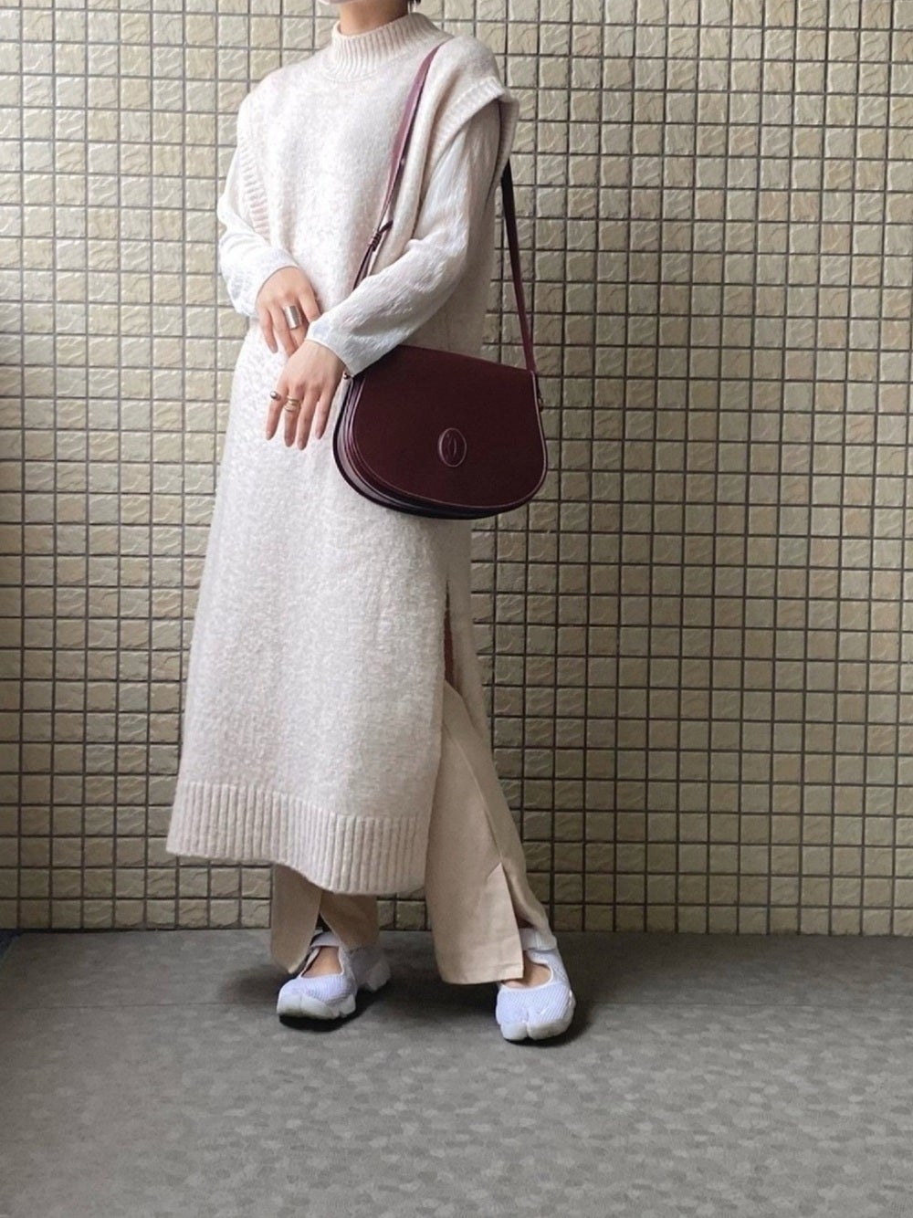 ニットワンピ―スに白パンツのコーデ