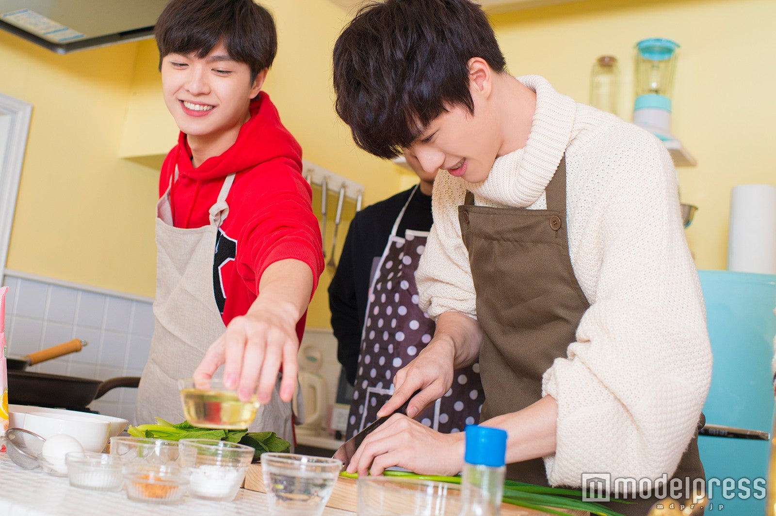 作業を分担しながら料理に挑戦（C）モデルプレス