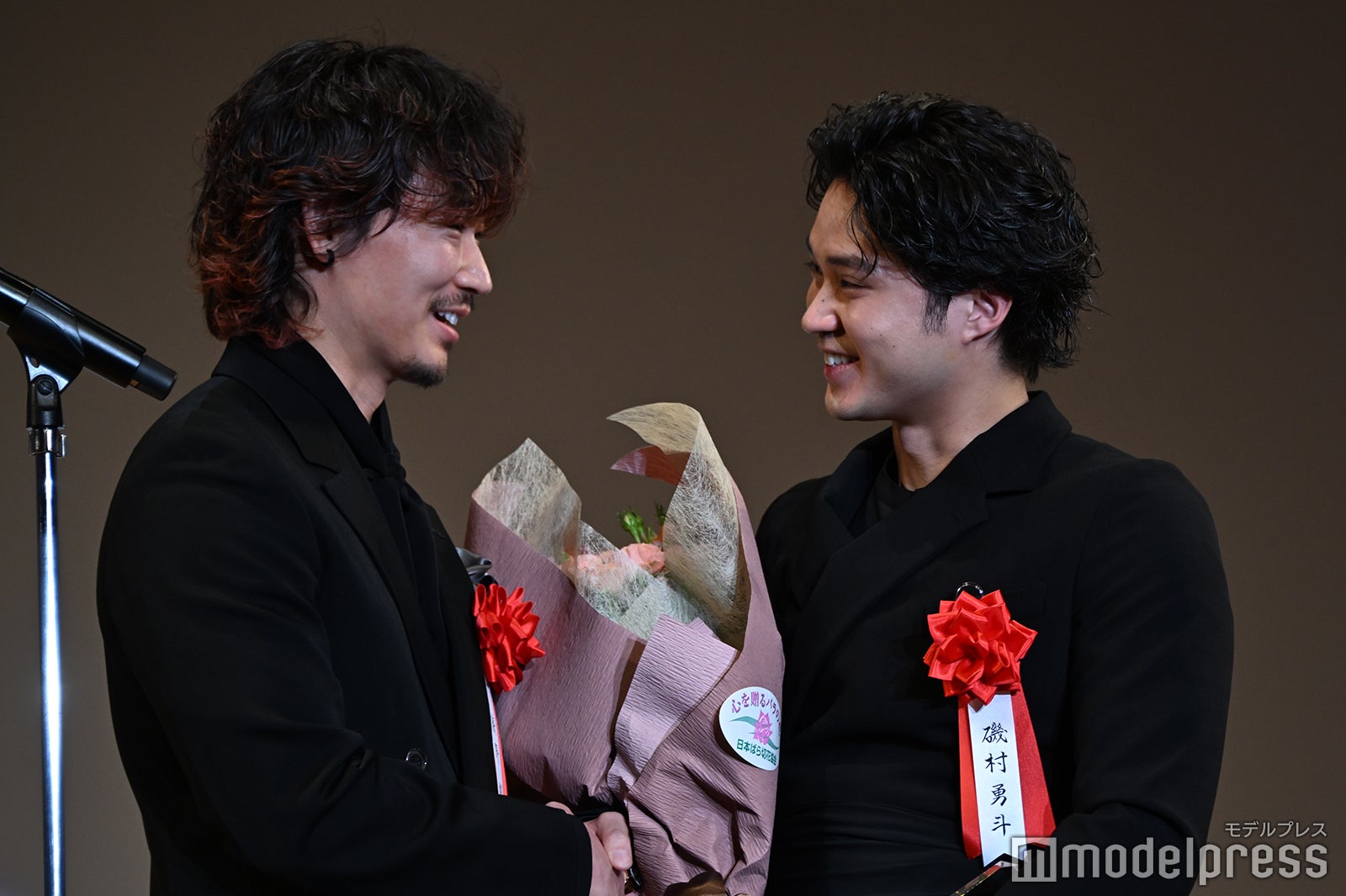 綾野剛、磯村勇斗（C）モデルプレス
