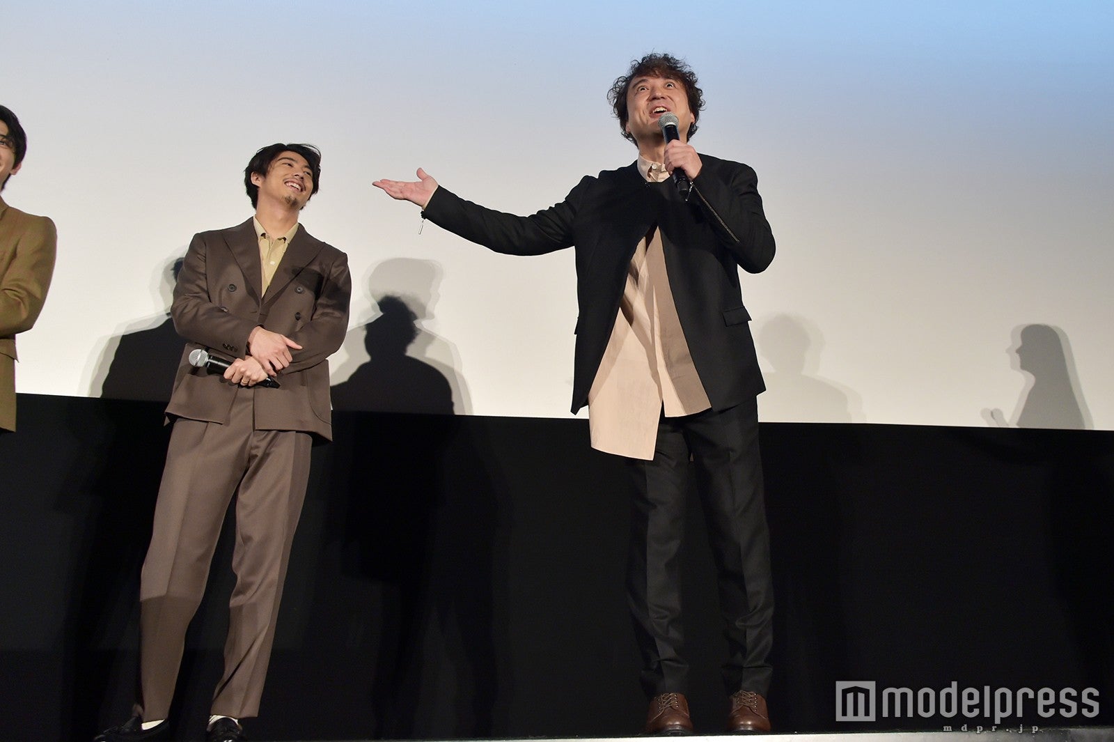 何かをアピールするムロツヨシ（C）モデルプレス