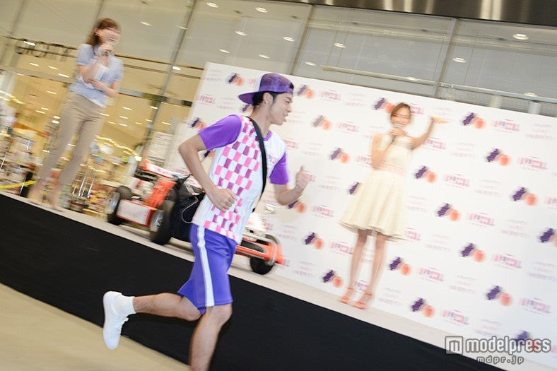 駆け出す菅谷哲也