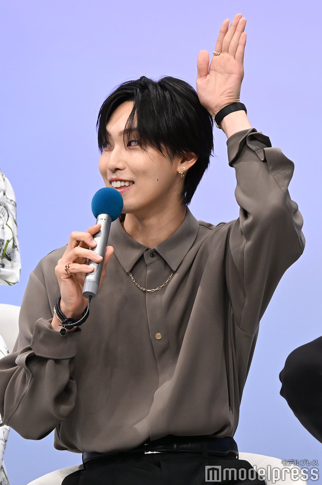 うさぎポーズの堀夏喜（C）モデルプレス