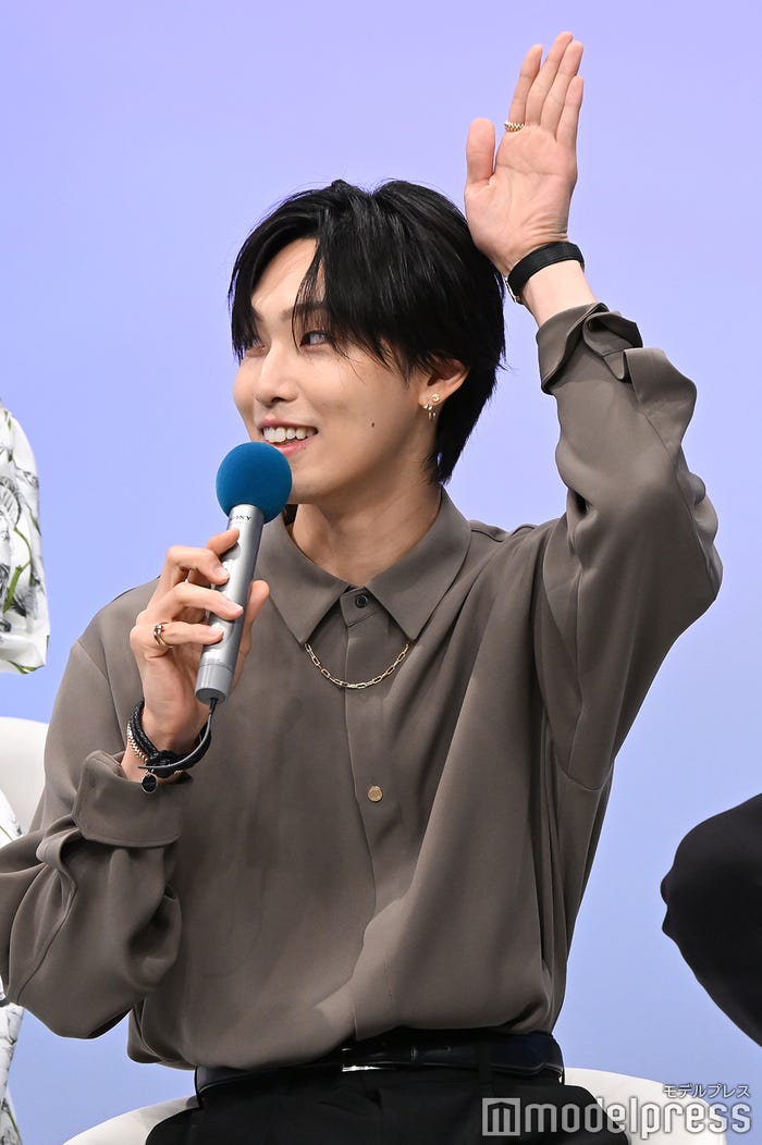 うさぎポーズの堀夏喜(C)モデルプレス