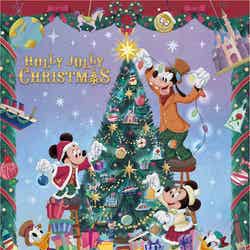 ミッキーマウスとディズニーの仲間たちがクリスマスを楽しんでいる様子（C）Disney
