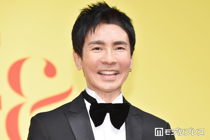 郷ひろみ、91歳母を顔出し公開 バースデー祝福・手繋ぎショットに反響「笑顔がそっくり」「オシャレ」