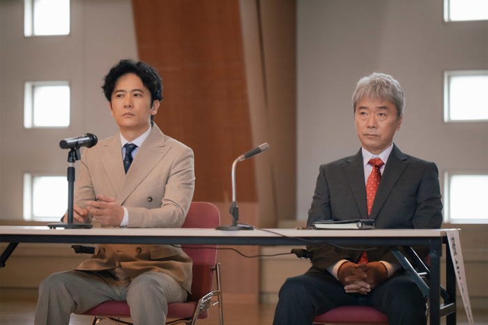 稲垣吾郎、尾美としのり「僕達はまだその星の校則を知らない」第1話(C)フジテレビ