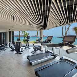 フィットネスジムでのトレーニングも海を眺めながら(提供写真)