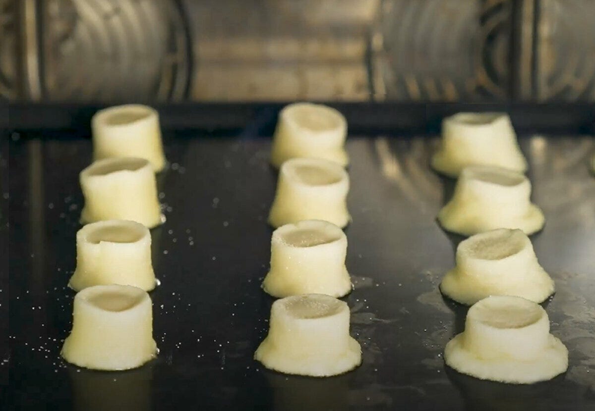 オーブンシートに並べられた王冠のような形のクッキー生地