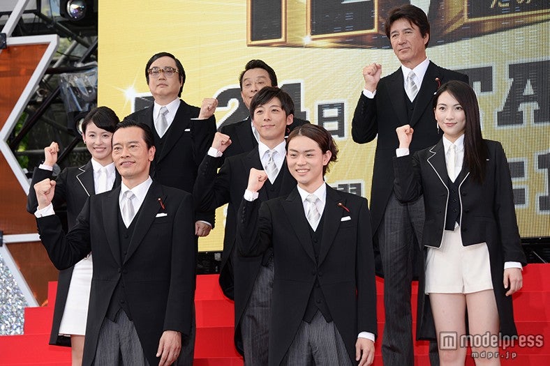 （1列目左から）遠藤憲一、菅田将暉（2列目左から）本仮屋ユイカ、高橋一生、知英（3列目左から）六角精児、金田明夫、草刈正雄