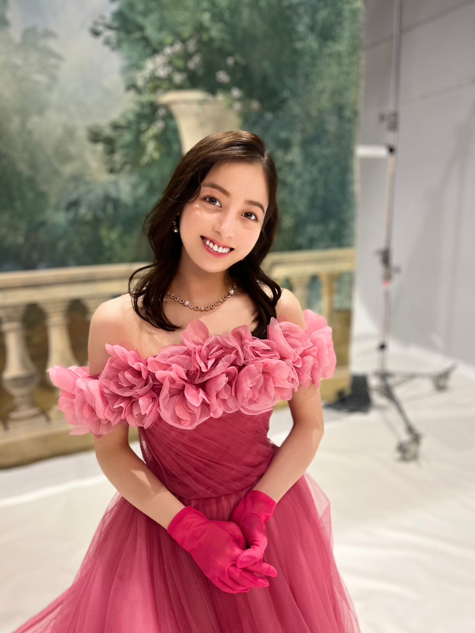 橋本環奈「王様に捧ぐ薬指」ドレスのオフショット公開「リアルお姫様」「美少女すぎる」の声