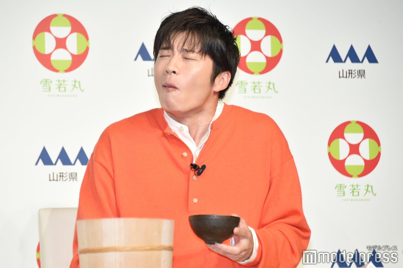 芋煮の熱さに悶える田中圭（C）モデルプレス