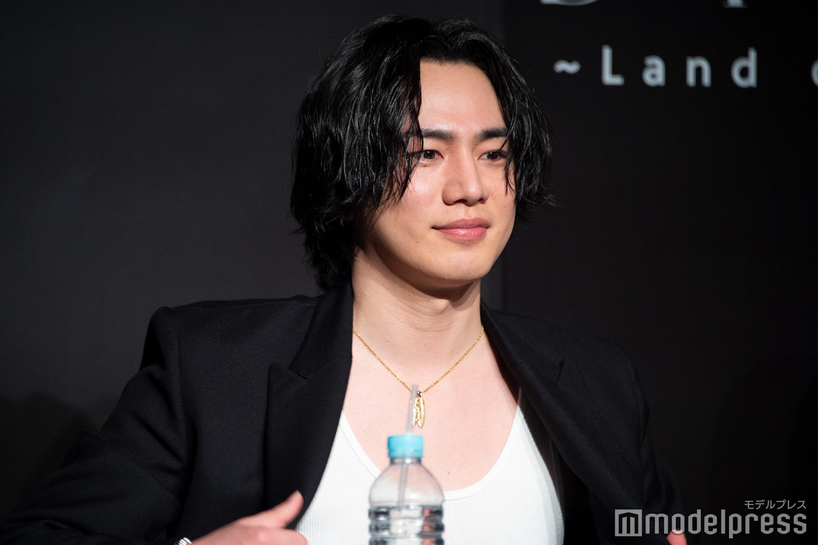 暗転時にはジャケットを脱ぎセクシーを放出していたOMI（C）モデルプレス