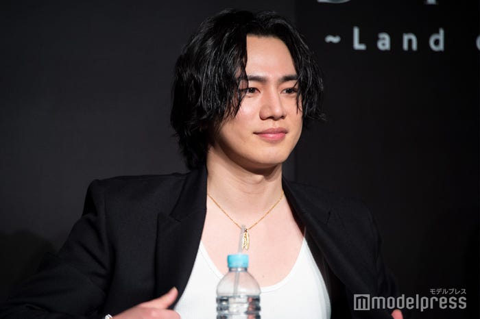 暗転時にはジャケットを脱ぎセクシーを放出していたOMI (C)モデルプレス