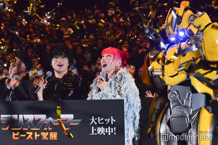 キャノン砲に驚く藤森慎吾、中島健人、仲里依紗、バンブルビー/映画「トランスフォーマー/ビースト覚醒」初日舞台挨拶イベント(C)モデルプレス