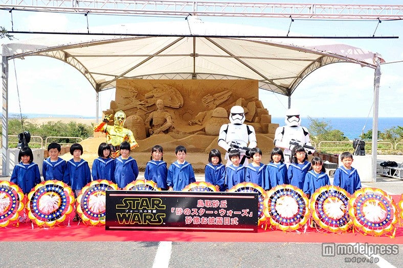 スター・ウォーズオリジナルの傘踊りを披露した園児たち（C）2015Lucasfilm Ltd．＆TM．All Rights Reserved