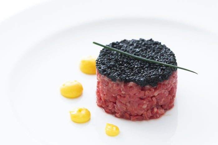 KUROGE WAGYU BEEF TARTARE WITH CAVIAR9,000円／画像提供：オーイズミフーズ
