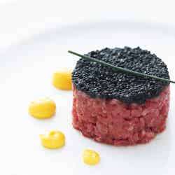 黒毛和牛のタルタルステーキと黒キャビア／画像提供：オーイズミフーズ