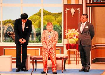 池乃めだか83歳の誕生日に芸能生活60周年公演「アホなことをやってきましたが、後悔はしていません」新喜劇の舞台上で孫2人から祝福されウルウル
