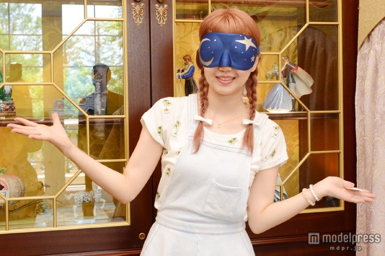 目隠しをしていざレストランへ／モデル：河西里音