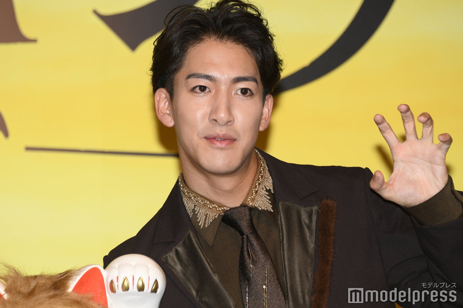 司会が噛んだことをツッコむ尾上右近（C）モデルプレス