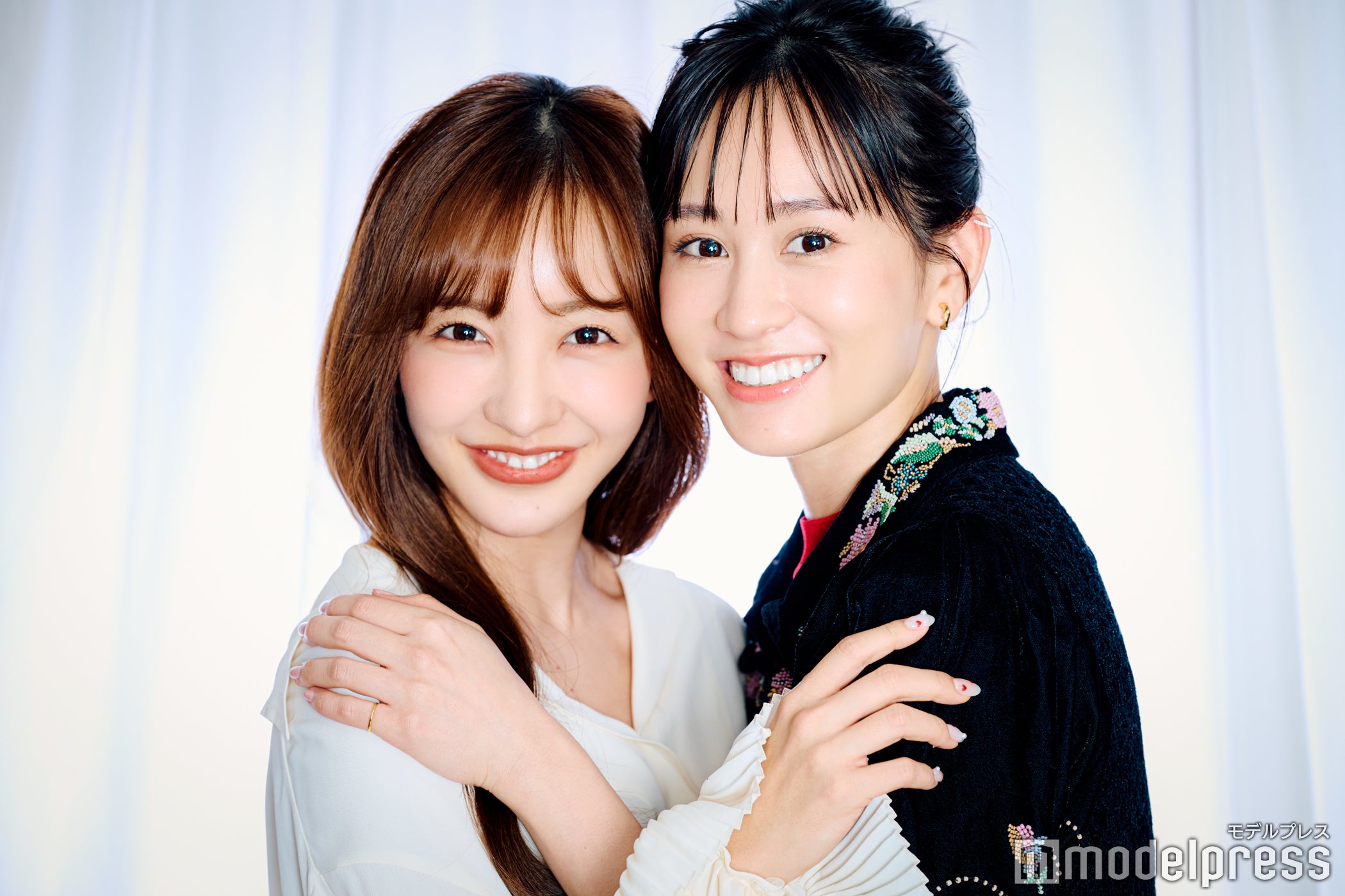 板野友美、前田敦子（C）モデルプレス