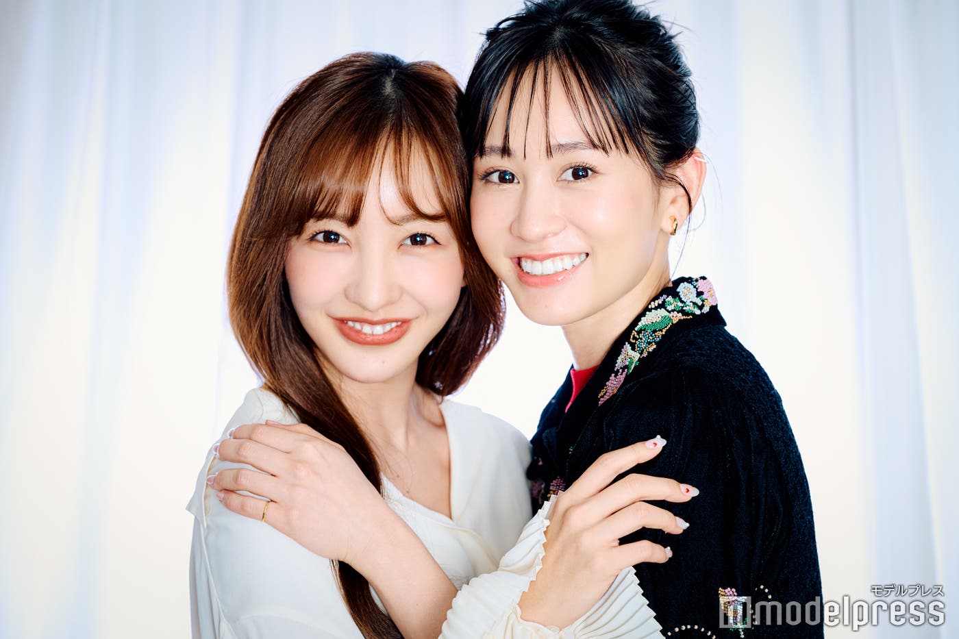 板野友美、前田敦子(C)モデルプレス