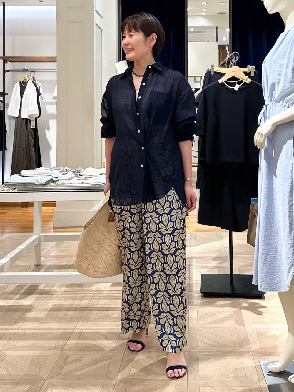 透け感のあるネイビーは、柄のボトムスも品よくまとめてくれます　出典：WEAR