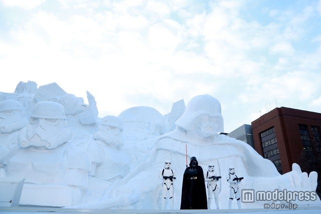 「雪のスター・ウォーズ」大雪像前にダース・ベイダーと3体のストームトルーパーが登場(C)2015Lucasfilm Ltd. & TM. All Rights Reserved.
