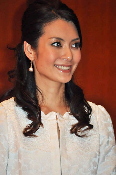 記者会見のMCをつとめた元フジテレビアナウンサーの千野志麻