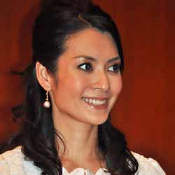 記者会見のMCをつとめた元フジテレビアナウンサーの千野志麻