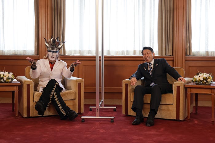 デーモン閣下、服部誠太郎福岡県知事(提供写真)