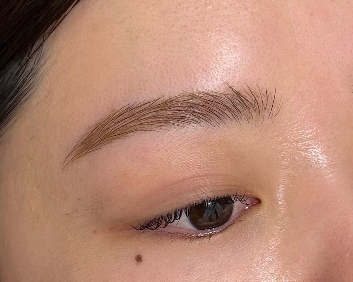 クリアマスカラで眉に立体感をプラス