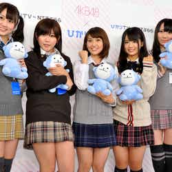 生放送に参加したAKB48(左から:小森美果、宮崎美穂、大島優子、平嶋夏海、松井咲子)
