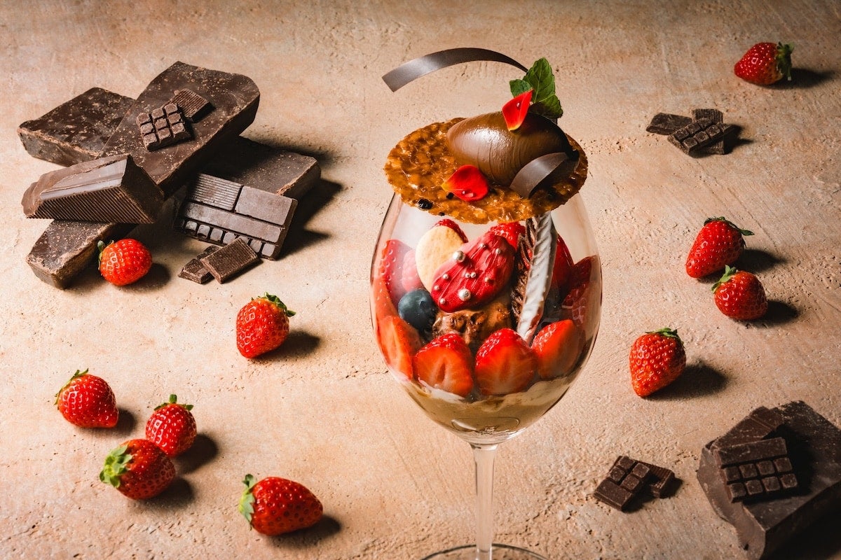 麗しすぎるパフェ。「シックスセンシズ 京都」がサステナブルなチョコ×いちごのパフェを提供