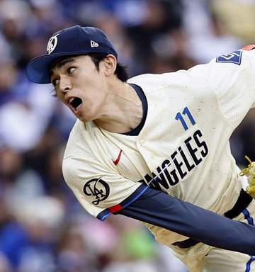 佐々木朗希 5回0／3を4失点でKO 今季初勝利の権利手に降板もQS達成できず ロバーツ監督がベンチで肩をたたく