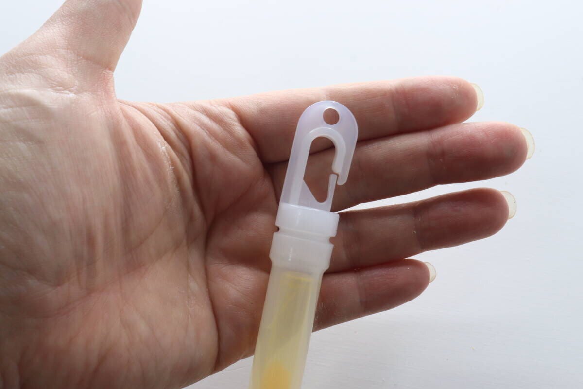 ライトスティック先端のフック部分を手のひらに乗せた様子