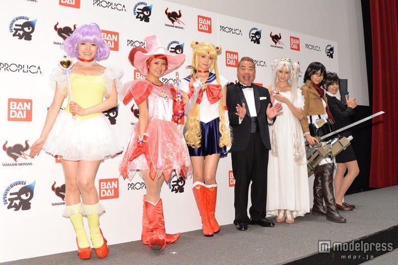 コスプレ美女に囲まれる出川哲朗