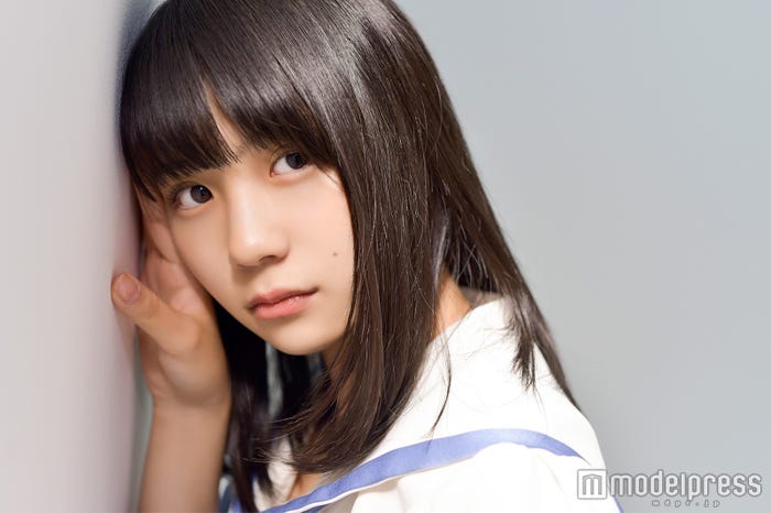 キャッチコピーに納得の透明感!/小畑優奈 (C)モデルプレス